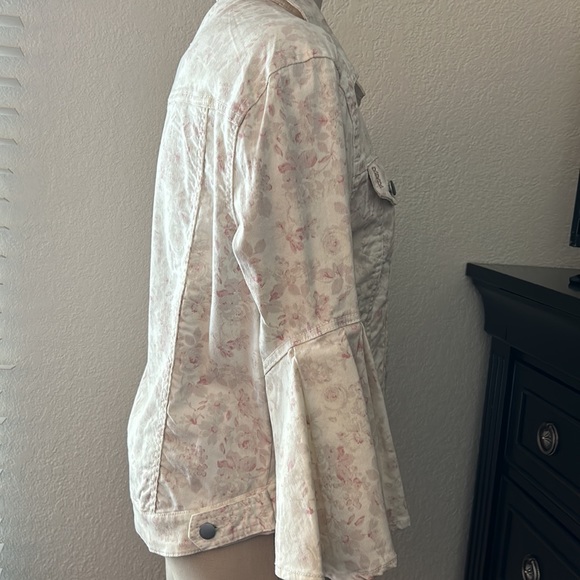 Like new jacket. It is a soft "jean jacket" style. The sleeves are 3/4 flared. - Picture 7 of 9